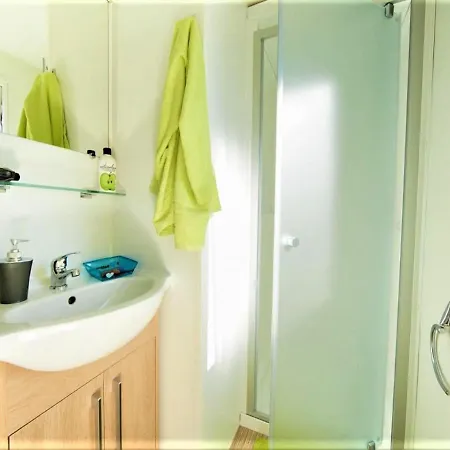 2 Bed - Sleeps 4 - Free Parking - 5 Mins To