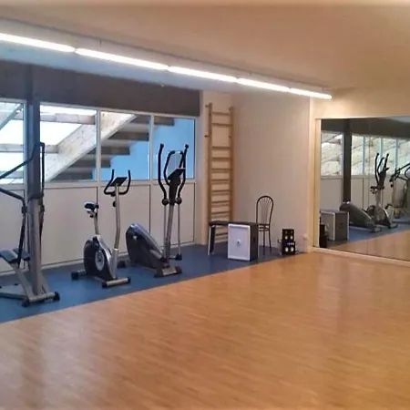 2 Bed - Sleeps 4 - Free Parking - 5 Mins To בית נופש