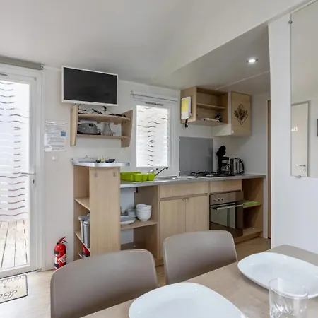 2 Bed - Sleeps 4 - Free Parking - 5 Mins To Holiday home Saint-Jean-de-Monts