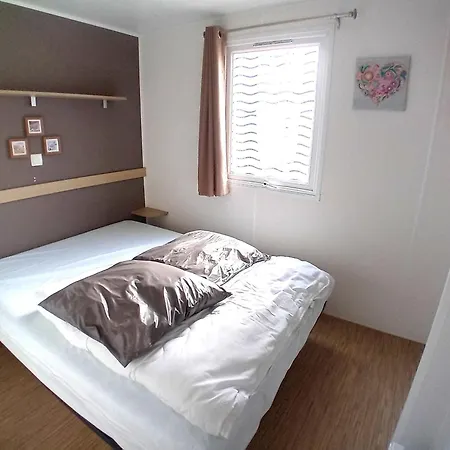 2 Bed - Sleeps 4 - Free Parking - 5 Mins To *