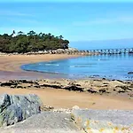 2 Bed - Sleeps 4 - Free Parking - 5 Mins To *