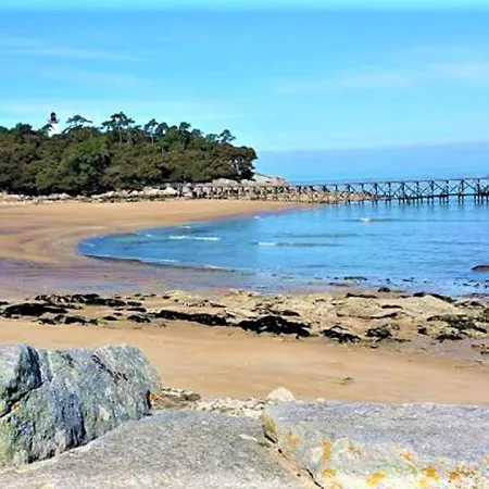 2 Bed - Sleeps 4 - Free Parking - 5 Mins To *