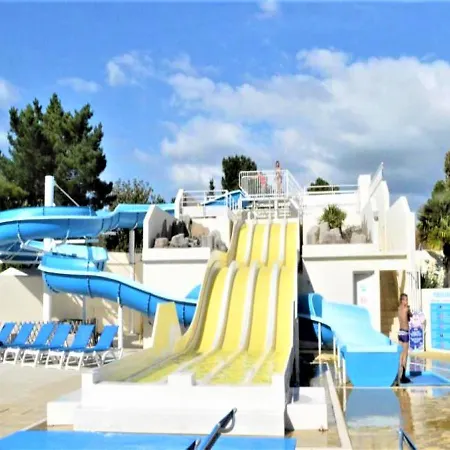 2 Bed - Sleeps 4 - Free Parking - 5 Mins To *