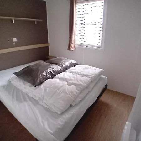 2 Bed - Sleeps 4 - Free Parking - 5 Mins To *