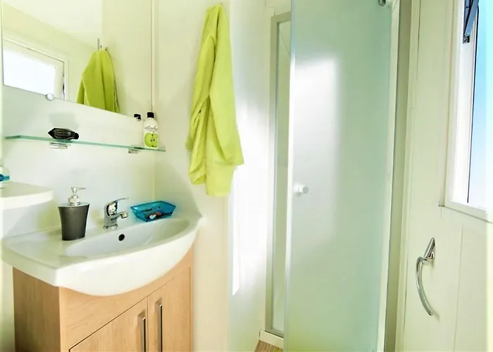 2 Bed - Sleeps 4 - Free Parking - 5 Mins To