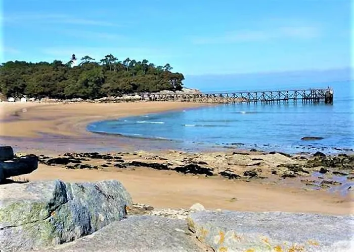 2 Bed - Sleeps 4 - Free Parking - 5 Mins To *