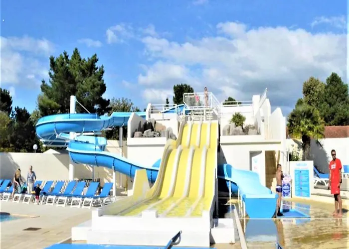 2 Bed - Sleeps 4 - Free Parking - 5 Mins To *