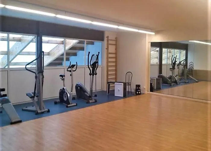 2 Bed - Sleeps 4 - Free Parking - 5 Mins To Semesterbostad