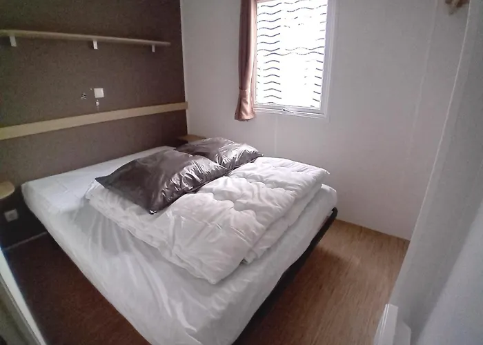 2 Bed - Sleeps 4 - Free Parking - 5 Mins To *